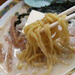 味の札幌 - 麺は黄色い太めの縮れです