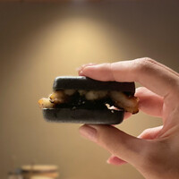 新地 鮓 ゆうじろう - 白焼き鰻の炭最中　茶豆
                  中には翡翠仕立ての茶豆と山葵を忍ばせて