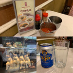 Nam Heong Chicken Rice - 卓上の調味料/店頭の美味しそうなチキン/ビール