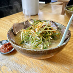 Hachiman Ramen - 味噌ラーメン 太麺 チャーシュー 辛ネギ
                          辛しみそトッピング