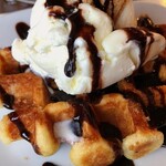 The Greyhound Inn - チョコワッフル