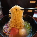 Hidagyuukotsu Takayama Ramen Matsuri - 麺は細麺で何となくモチッとしてる食感。
                        食べ終わるまであまり伸びた感じはなかった