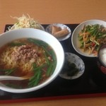 中華料理 萬盛 - ニンニクの芽炒めの日替り定食。台湾ラーメンチョイス