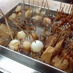 おにぎりのまるしま - おでんの鍋；竹串が林立してます (^^;) @2013/04/10