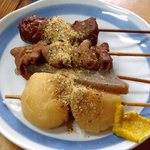 おにぎりのまるしま - おでん；(下から)じゃがいも・こんにゃく・もつ・薩摩ボール @2013/04/10