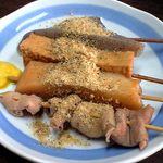 おにぎりのまるしま - おでん；(下から)もつ・白焼き・厚揚げ・こんにゃく @2013/04/13