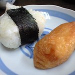 おにぎりのまるしま - おにぎり(昆布)とお稲荷さん；昆布が切れていたのでとーさんが握ってくれました (^^) @2013/04/13