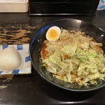 叶 - 料理写真:たん麺小(1玉)5辛￥900にランチタイムサービスおむすび