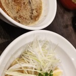 魚と豚と黒三兵 - 魚つけ麺