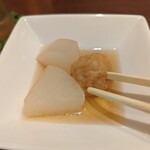 Teuchi Soba Kanemasu - お通しの「大根と揚げボールの煮物」