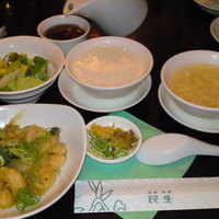 廣東料理 民生 ヒルトンプラザウエスト店 - 麻婆豆腐ランチを選択。まずはごはん又はおかゆ、スープ、サラダに本日の一品・海老コショウ炒めがきました。
                