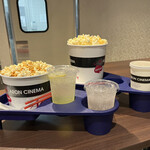 イオンシネマ - 奥が、バター醤油ポップコーンM（デカっ！）                   
セットドリンク 白ぶどう