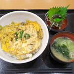 横須賀パーキングエリア 下り フードコート - さざえ玉子とじ丼（￥1000）。さざえはもちろん、卵にも地物を使った、地産地消の一品！