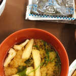 すき家 - お味噌汁と味付け海苔
            