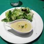 高田馬場 Ristorante En - 生野菜サラダ・お芋とネギの冷製スープ