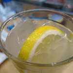 鳥芳 - レモンサワー４００円　しっかり輪切りタイプのレモンが入ったレモンサワー！