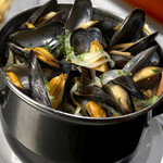 ・Rich mussels from Galicia, Spain!! Steamed mussels in white wine (1kg)