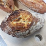 パンやきどころ RIKI - ブルーベリーとクランベリーの赤ワイン煮、クリームチーズを包んで