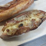 パンやきどころ RIKI - イベリコ豚のベーコンと北海道クリームチーズのフレンチドック