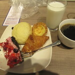 ホテル&スパ センチュリーマリーナ 函館 - パンとベリーのケーキ（大破）