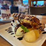 ロッキーガーデン - ワッフルの表面はサクリ､中はしっとり｡
      リンゴのコンポートと組み合わせが珍しい✨️
      コッチは妻がよく頼みます｡