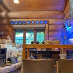 ロッキーガーデン - 内観 ログハウスの作りで本物の薪ストーブ