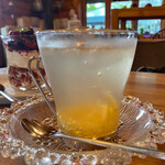 ロッキーガーデン - レモネードソーダ¥500は｢ドリンク付｣でも選択可｡
      レモン果皮のみつ漬けが甘さと独特の食感を与えて
      レモネードの美味しさをひきたててる♪