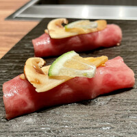 焼肉うしごろ 銀座店 - 松茸とザブトンの炙り握り
