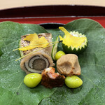 赤坂 菊乃井 - 昼懐石１５７３０円。八寸。虫籠を見立てた飾りつけでの提供です。色合いが鮮やかですね♩ かます寿司、大好物です（╹◡╹）（╹◡╹）