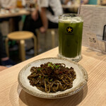 ふれあい酒場 ほていちゃん - 汁なし黒ごま担々麺と緑茶ハイのデカショッキ