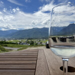 ドメーヌ・ヒロキ - 北アルプスの山々の素晴らしい景色を望みながらのワイン…格別です♪