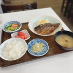 伊勢屋 - さばの味噌煮定食(ごはん小のためフルーツ付き)