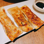 Neo Taiwanese Restaurant tabunoana - 鍋貼（焼棒餃子3本）