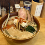 担々麺 麺山椒 - 担々麺に味付け卵と自家製チャーシューをトッピング
