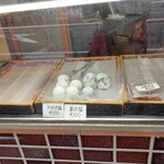 松島屋 - 一番右の「草大福」列手前の空いてる所に「豆大福」様が1人…笑。鎮座されてました(笑)