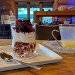 ロッキーガーデン - ベリーベリーパフェ¥700(ドリンク付¥950)