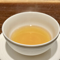 YAKITORI 燃 es - 姫っこ地鶏のコンソメ
                香りが良いです♪
                舌の奥で感じる旨味、ちょっと形容し難い複雑な味わいです。
                コクと言うよりも、細胞の隅々まで染み込む美味しさだと私は思います♬