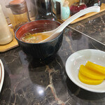中華料理 末広 - 定食セットのスープ、お新香