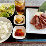 Yakiniku Makabe - ロースランチ　1250円。ライス、サラダ、キムチ、小鉢、スープ、ドリンク付き。