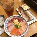 Isomaru Suisan - 磯丸4色丼、イカの浜焼き、烏龍茶