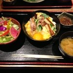 宮崎料理 万作 - 飛来幸地鶏卵の親子丼