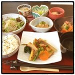 ビストロパパ - パパランチ(*´ω`*)
            春野菜がふんだんに使われていて素敵(●´ω`人´д`●)