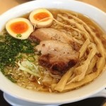 絢 - 調布市入間町「麺処 絢」にて醤油ラーメン！
            ツルモチの自家製麺に無化調というスープは優しく懐かしい味わい。ほんのり魚介の風味と甘さがいい後味に！穂先メンマ、玉子チャーシューもおいし〜！駅から遠いですが、この辺の人はよく通る道沿いなので、広く認知される日も近い事でしょう！次回は塩をいってみます！