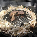 松尾ジンギスカン - 焼き始めます、タレが美味しいと思われます。野菜は煮る感じで肉は焼く感じ