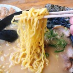 ラーメンさんぱち - とんこつラーメンの麺アップ