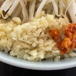 ラーメン もっけだの - 『ラーメン普通ニンニクショウガヤサイマシマシ+味玉(スクラッチクーポン)』のニンニク、ショウガ