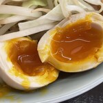 ラーメン もっけだの - 『ラーメン普通ニンニクショウガヤサイマシマシ+味玉(スクラッチクーポン)』の味玉