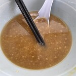 ラーメン もっけだの - 『ラーメン普通ニンニクショウガヤサイマシマシ+味玉(スクラッチクーポン)』のスープ