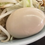 ラーメン もっけだの - 『ラーメン普通ニンニクショウガヤサイマシマシ+味玉(スクラッチクーポン)』の味玉