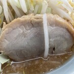 ラーメン もっけだの - 『ラーメン普通ニンニクショウガヤサイマシマシ+味玉(スクラッチクーポン)』の豚